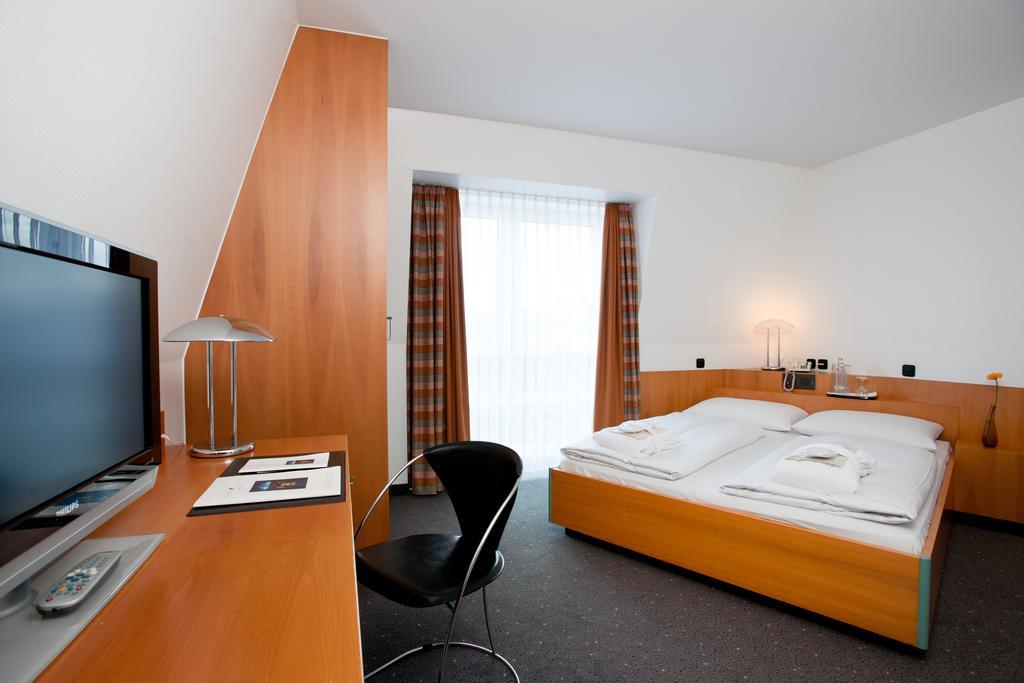 Hotel Plaza Дуйсбург Экстерьер фото